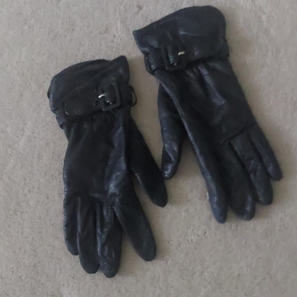 Holt Renfrew, size 8. Classic Black Leather Gloves